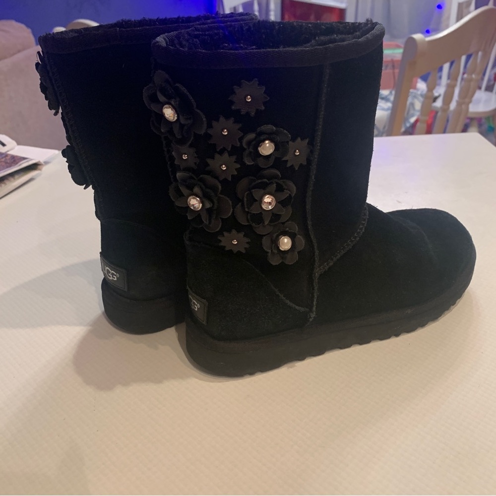 Authentic UGG Classic Short Petal black Boot womens size 8